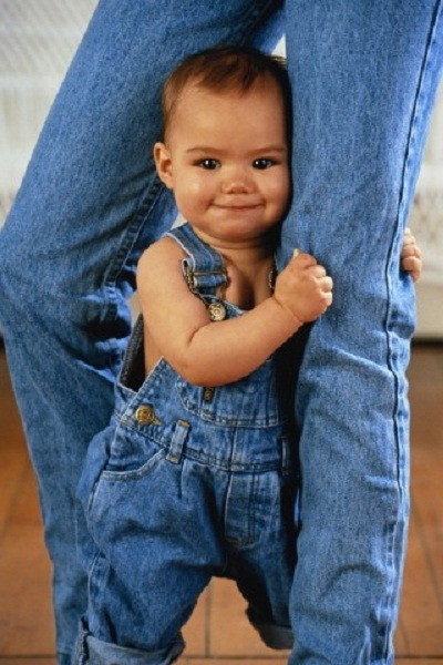 ребенок в джинсах