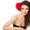 романтичная девушка с красным цветком в волосах