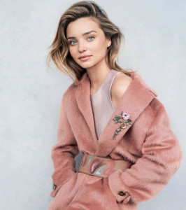 стильное пальто розового цвета