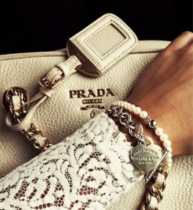 белая сумка Prada